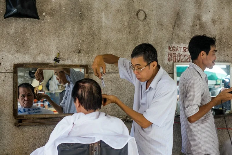 Get a free haircut near Le Van Tam Park