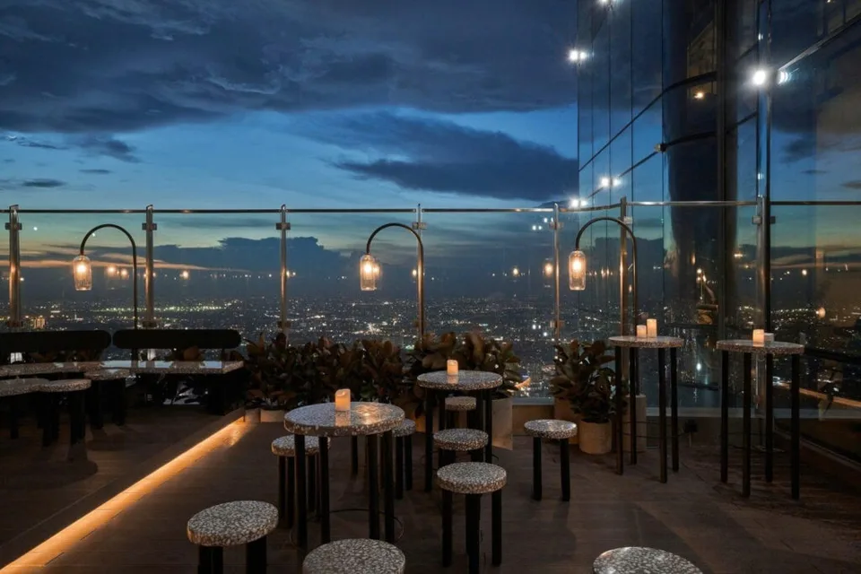 Blank Sky Lounge (Landmark 81)